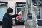 В Пензе группа коммунистов почистила памятник жертвам репрессий