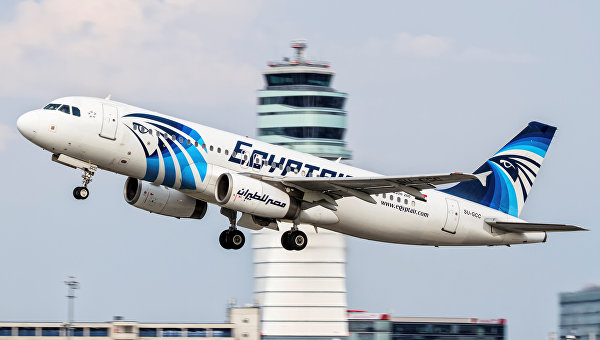 Фотография потерпевшего крушение пассажирского самолета A320 авиакомпании EgyptAir, сделанная в Вене 21 августа 2015 года