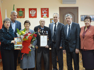 Семью ветерана Великой Отечественной войны поздравили с 65-й годовщиной совместной жизни