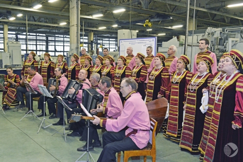 В Пензе во время обеда на заводе рабочие устраивают концерты